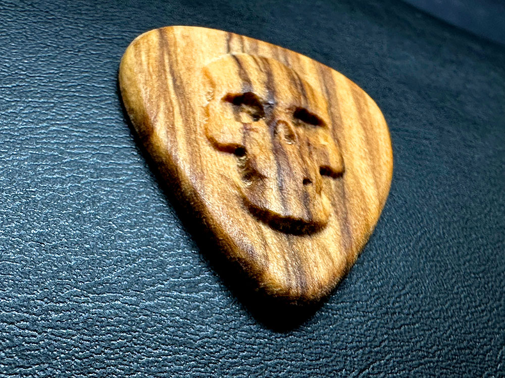 guitar-pick-skull-rock-olive-wood-guitar-player-gift-_2859