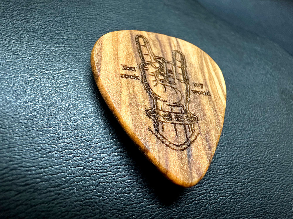 guitar-pick-skull-rock-olive-wood-guitar-player-gift-_2869