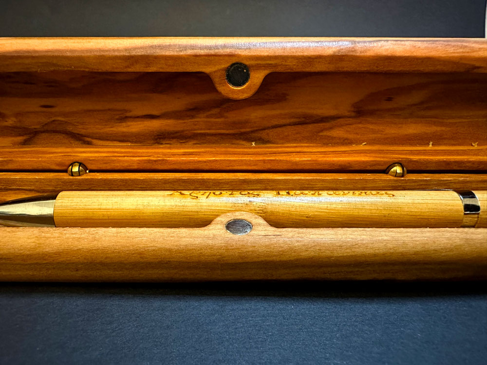 gift-for-teacher-pen-with-olive-wooden-case-pickanote_0973