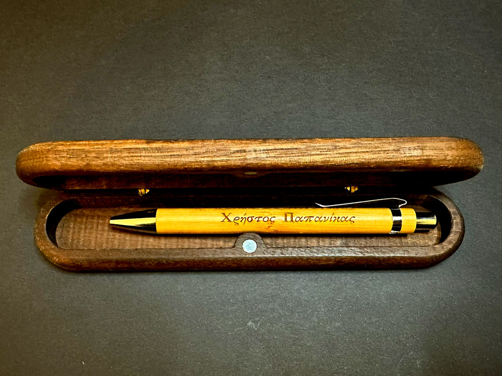 gift-for-teacher-pen-with-walnut-wooden-case-from-0956