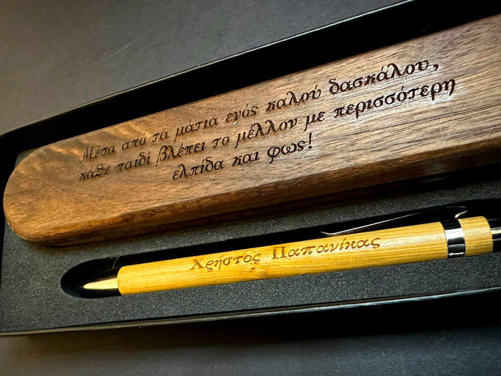 gift-for-teacher-pen-with-walnut-wooden-case-from-0962