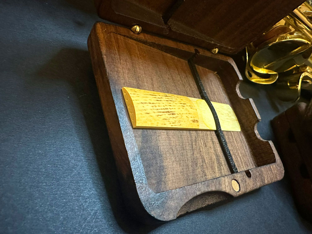 saxophone-tenoro-reed-case-walnut-wood-gift-idea_3278