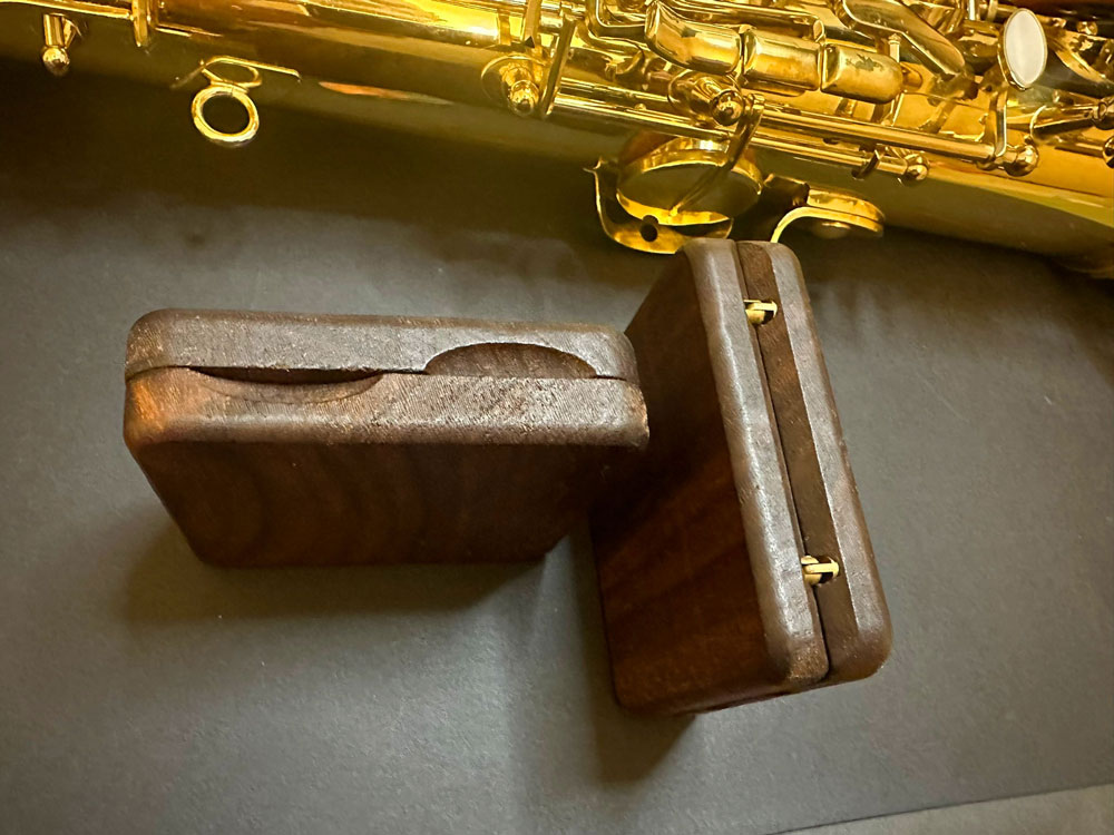 saxophone-tenoro-reed-case-walnut-wood-gift-idea_3281
