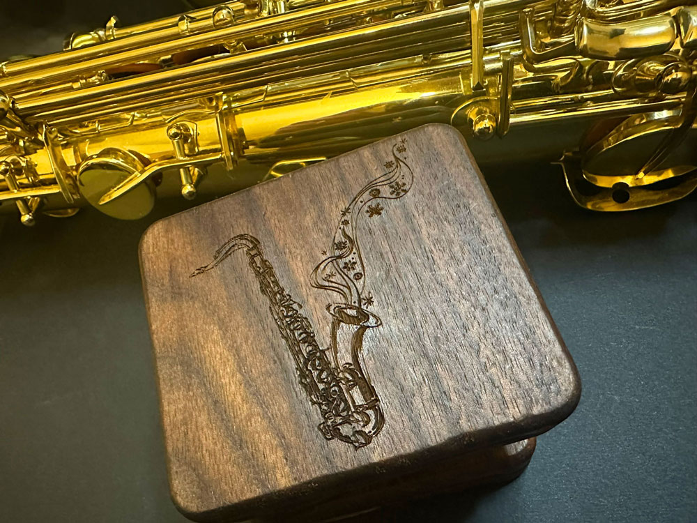 saxophone-tenoro-reed-case-walnut-wood-gift-idea_3285